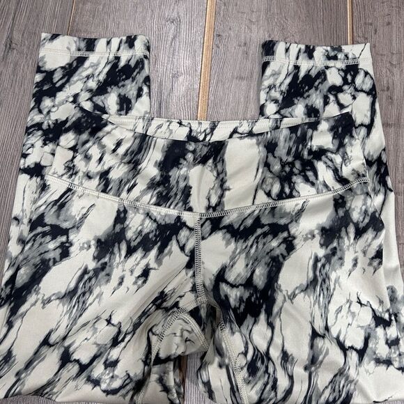 Lululemon Wunder Under Cropped 19” - Picture 2 of 3